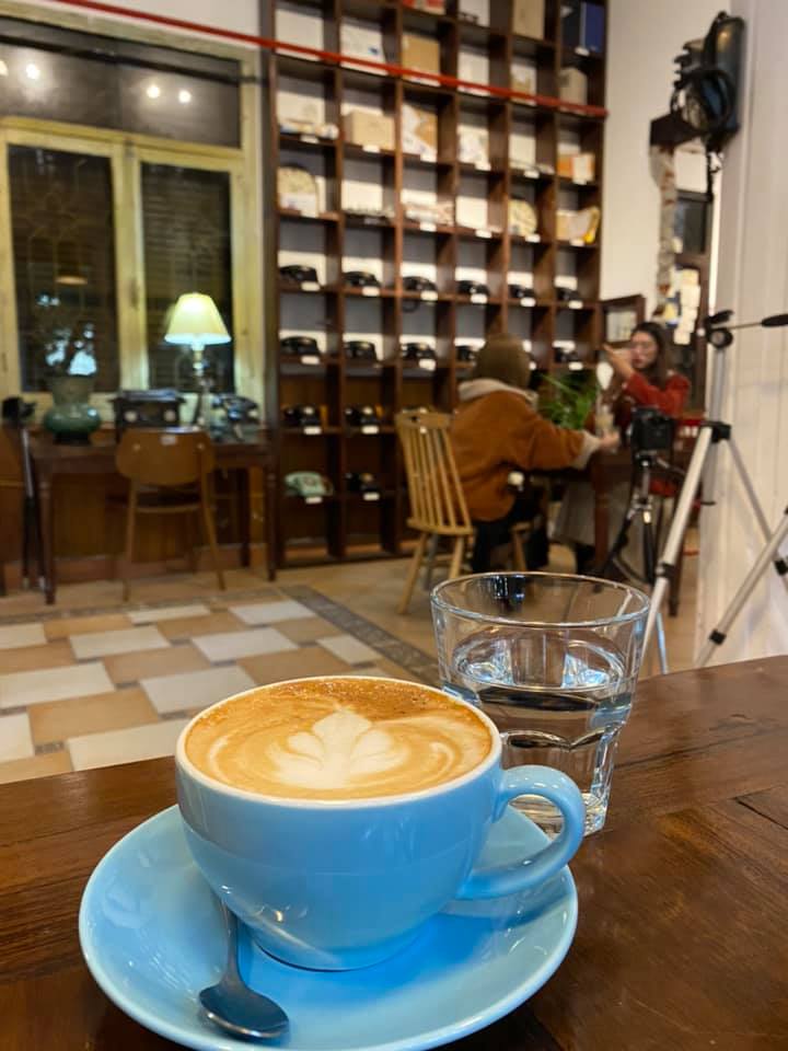 review cà phê sống ảo, tiny post cafe – quán cà phê sách trời âu cổ điển