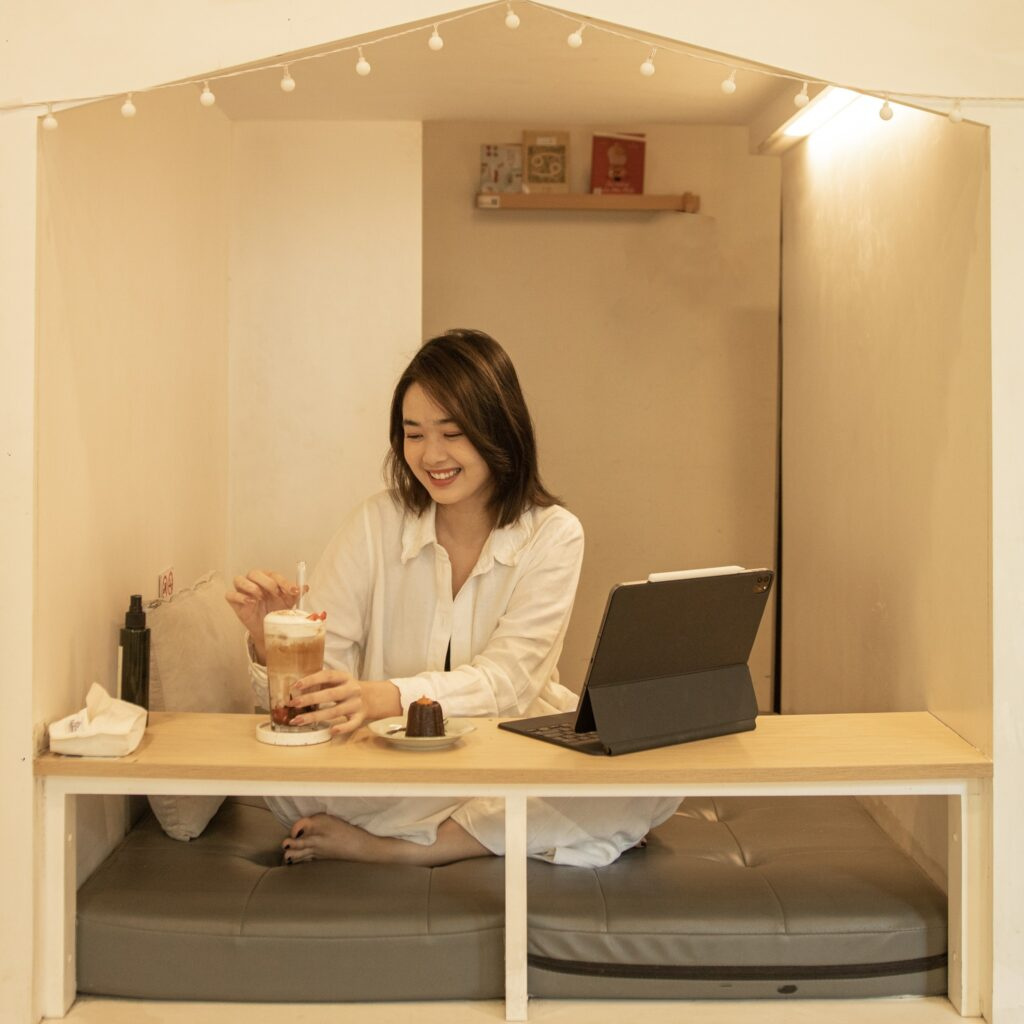 review cà phê sống ảo, chidori coffee – cà phê bên trong chiếc hộp với mô hình coffee in bed