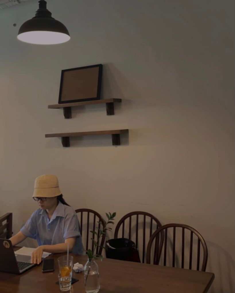 yenday cafe – quán cà phê bình yên, thầm lặng tone trắng