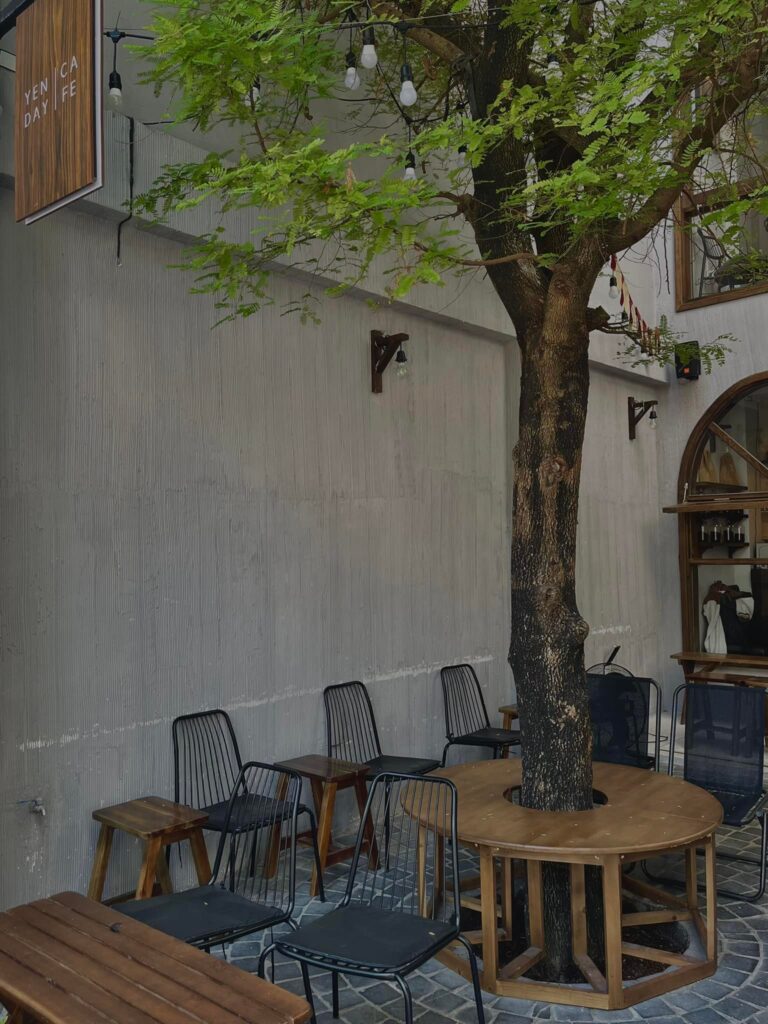 Yenday Cafe – Quán cà phê bình yên, thầm lặng tone trắng