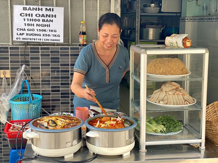 “Ngất ngây” hàng bánh mì cá nục ở Sài Gòn, “núp lùm” vẫn nườm nượp khách tìm đến
