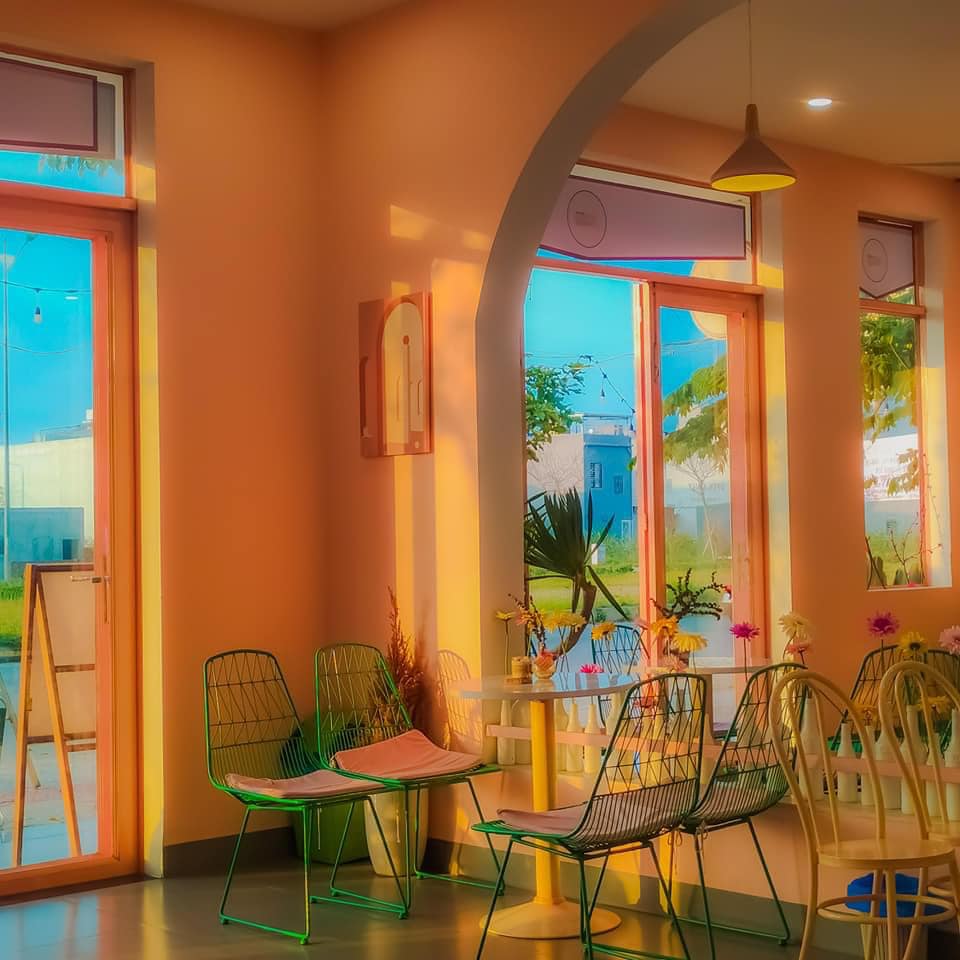 tiệm cafe tròn – quán cà phê đa sắc màu như chụp lookbook