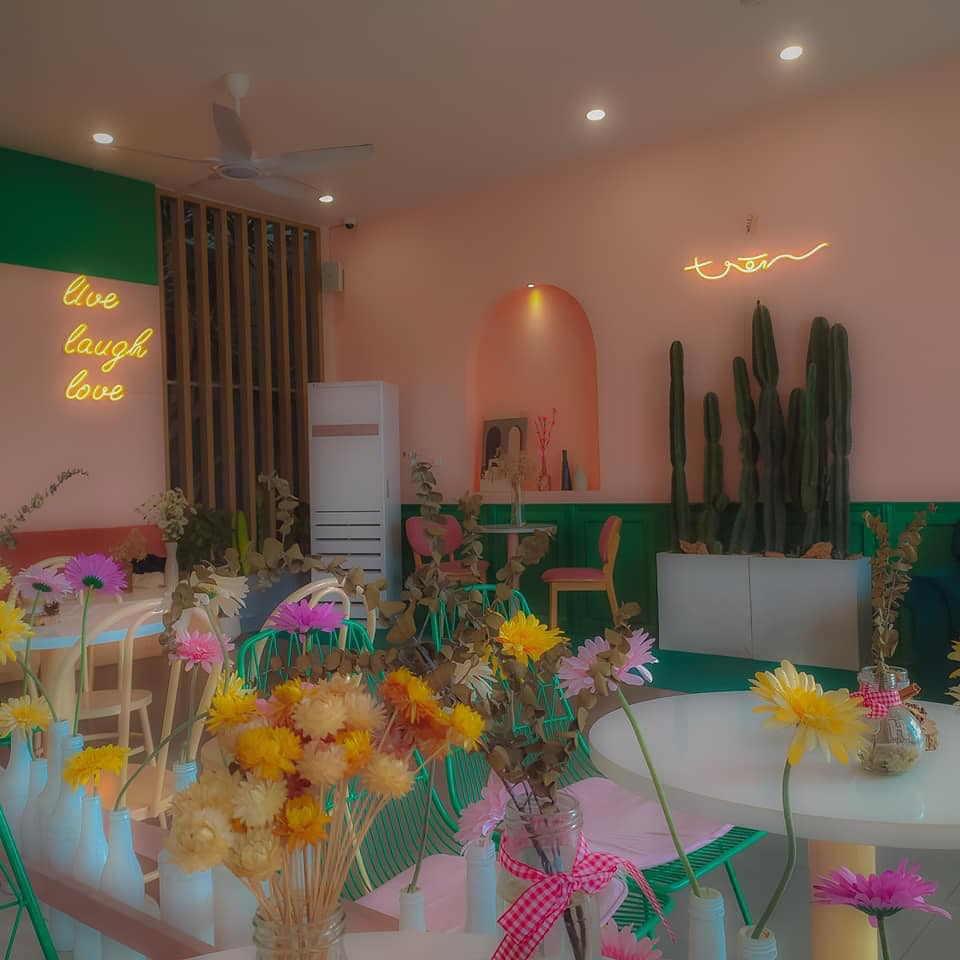 tiệm cafe tròn – quán cà phê đa sắc màu như chụp lookbook