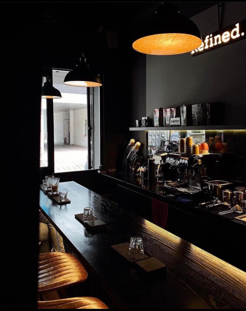 refined coffee – quán cà phê bí ẩn với 4 bức tường đen và nhân viên không chịu thu tiền!