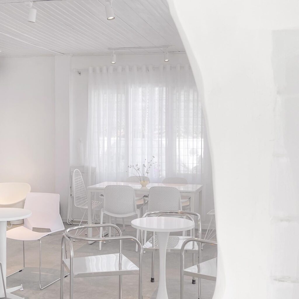 dumm cafe – quán cà phê tone trắng cực ảo!