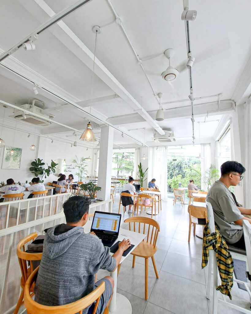 Cuộc sống trong quán cà phê - nơi học tập, có kỳ hạn lý tưởng
