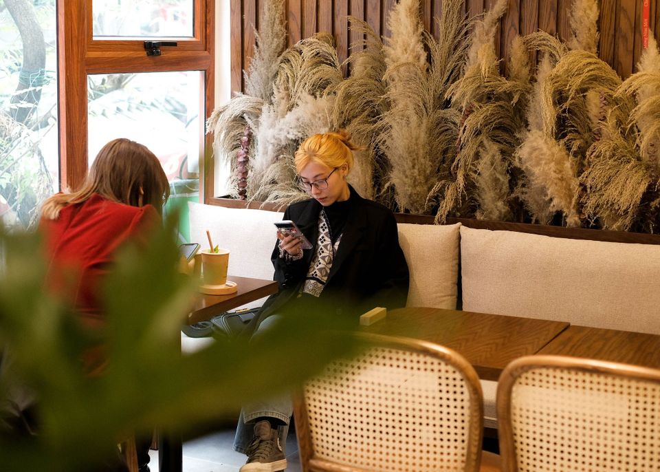 sunrise coffee – quán cà phê tone trắng thanh lịch có cả dịch vụ bói tarot