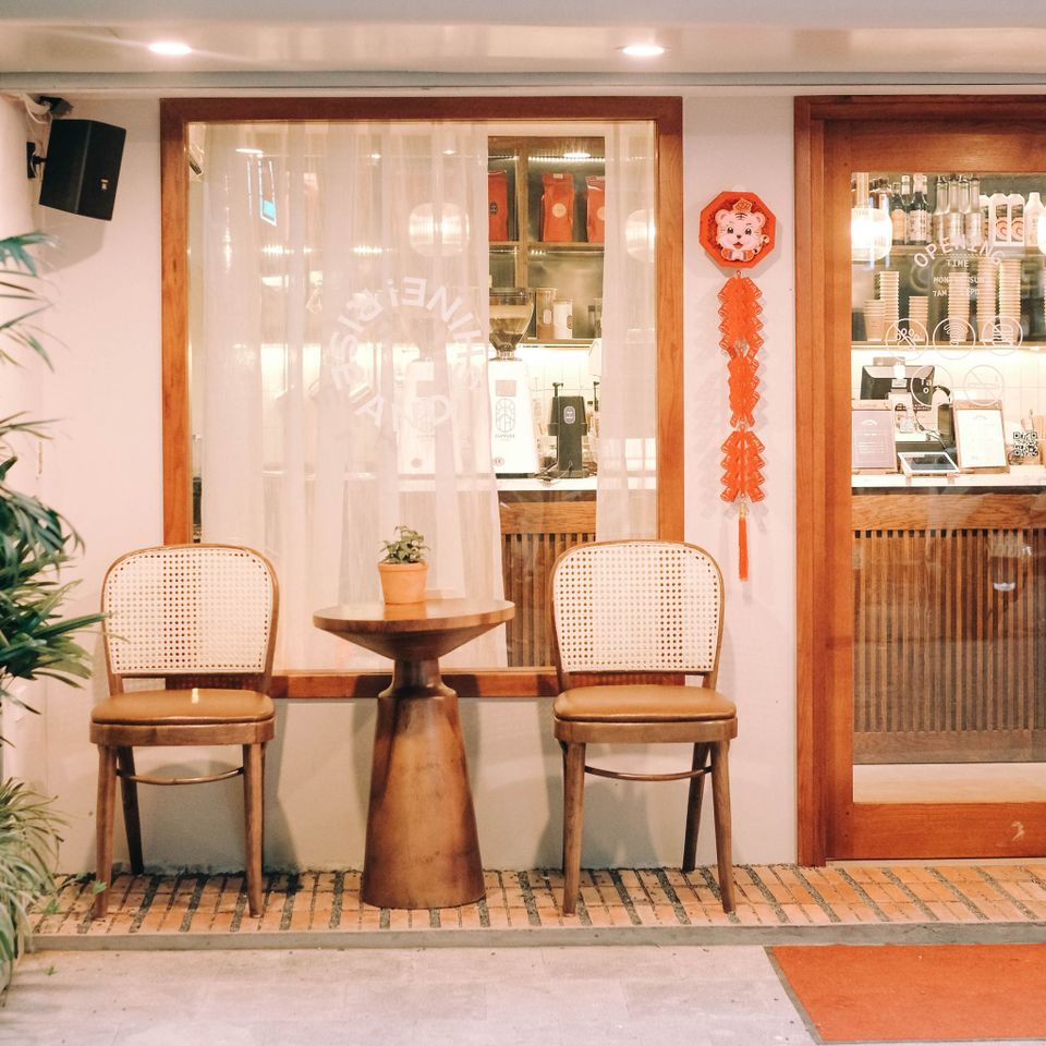 sunrise coffee – quán cà phê tone trắng thanh lịch có cả dịch vụ bói tarot