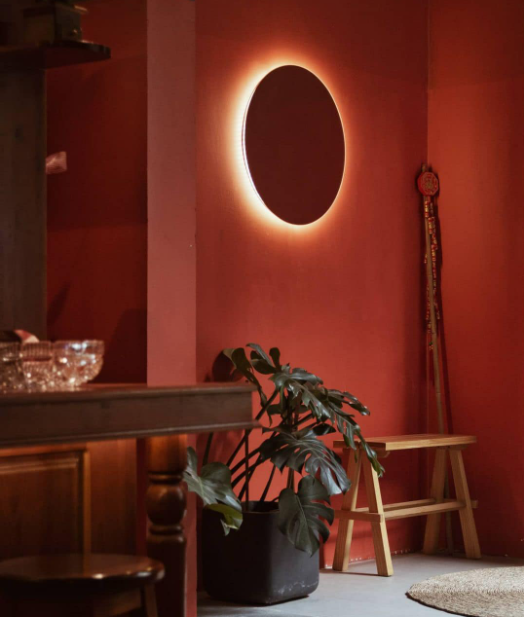 sếu the tearoom – quán cà phê phong cách nhật trên nền đỏ