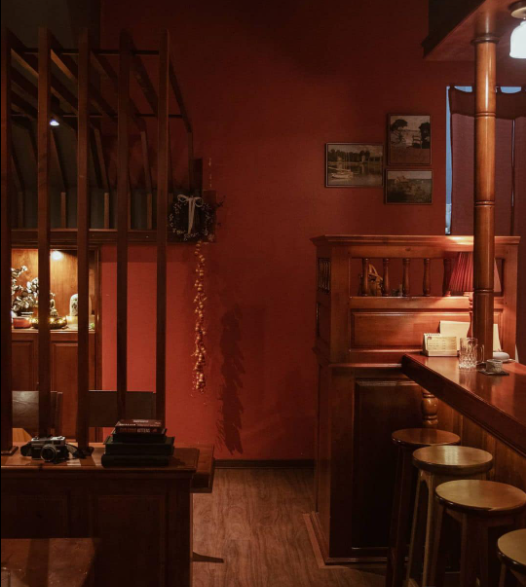 sếu the tearoom – quán cà phê phong cách nhật trên nền đỏ