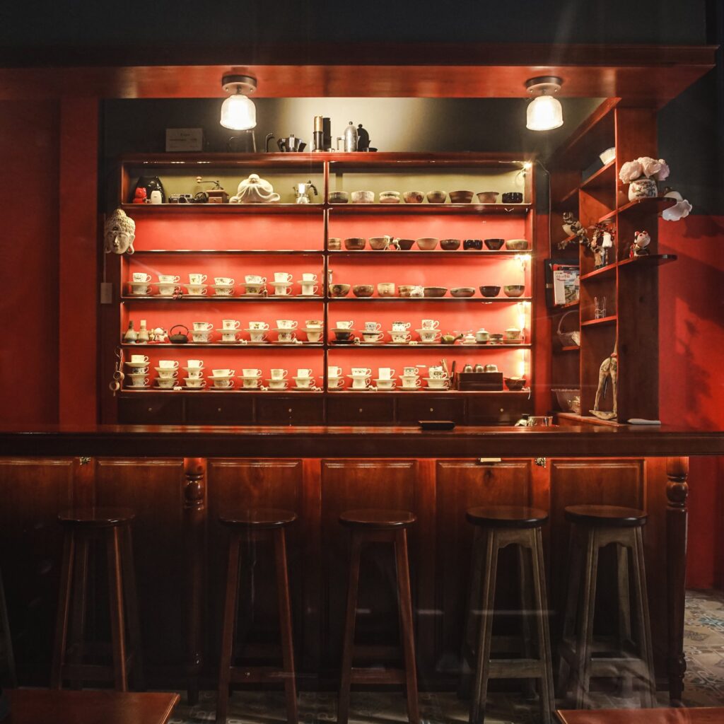 Sếu the tearoom – Quán cà phê phong cách Nhật trên nền đỏ