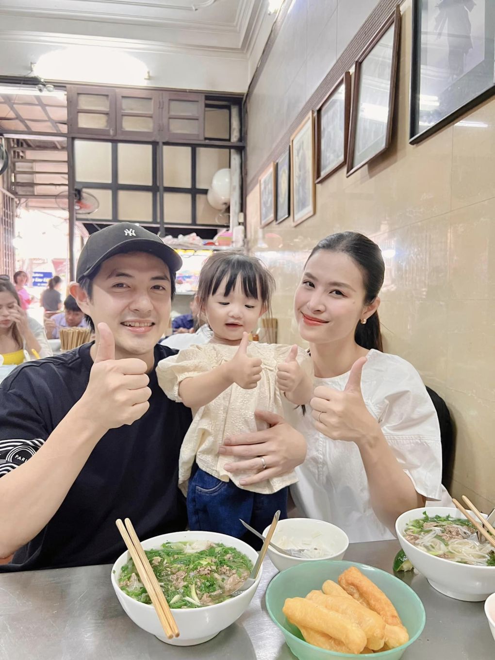 Vietnamese stars every time they come to Hanoi, do not forget to visit the shops to enjoy these “cabinet dishes”., eatery, Grilled spring rolls, Mr. Cao Thang, personal page, Screen capture, specialty dish