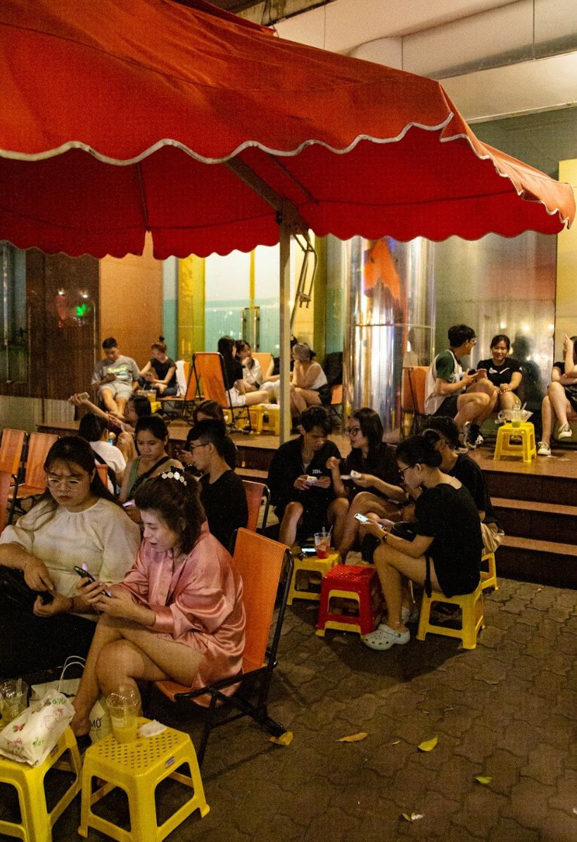 When the wave of sidewalk coffee is on the throne again: Where are the areas that are crowded with young people in Ho Chi Minh City?, beautiful boys and pretty girls, cafe, prime location, sidewalk coffee