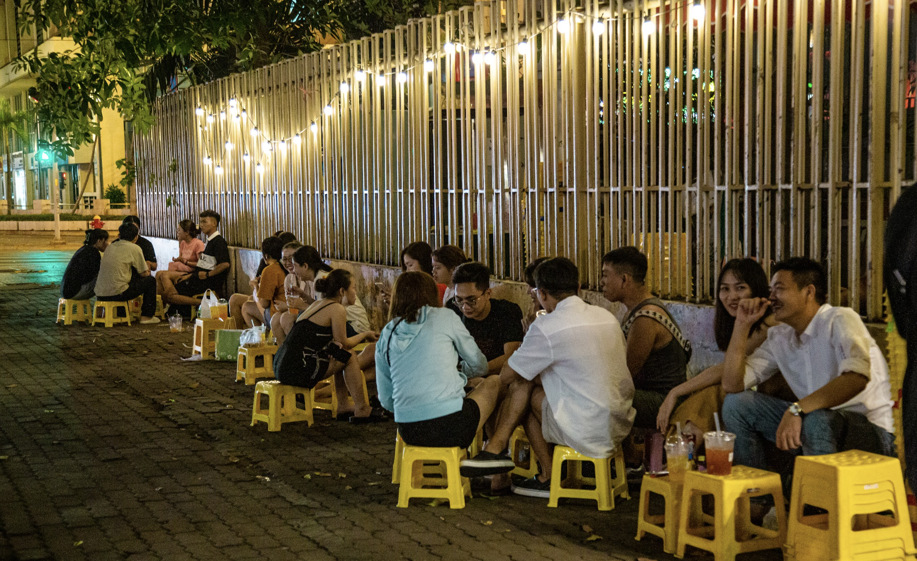 When the wave of sidewalk coffee is on the throne again: Where are the areas that are crowded with young people in Ho Chi Minh City?, beautiful boys and pretty girls, cafe, prime location, sidewalk coffee