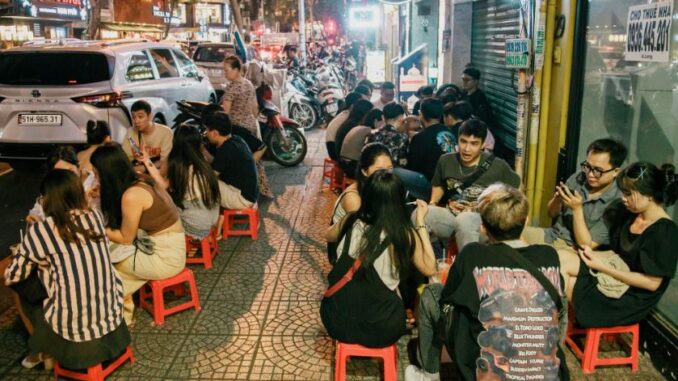 When the wave of sidewalk coffee is on the throne again: Where are the areas that are crowded with young people in Ho Chi Minh City?