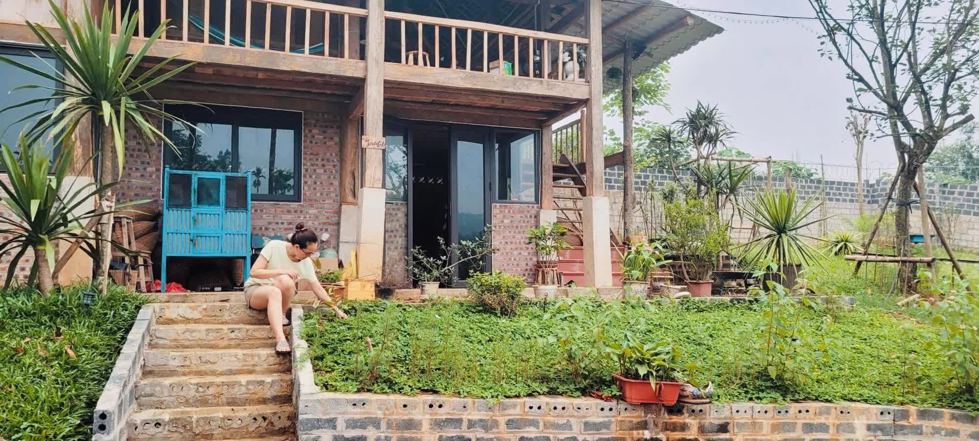 000m2 of suburban land, build house, engineer brother, habitat, the engineer bought 1,000m2 of land on the outskirts of hanoi for his wife to raise chickens, grow vegetables, and build a unique stilt house