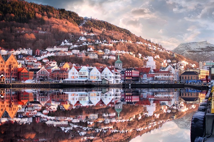 Du lịch Bergen Nauy - thành phố được bao quanh bởi những ngọn núi và vịnh hẹp