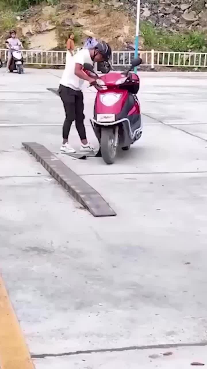 Bài thi bằng lái xe máy khó nhằn ở Trung Quốc