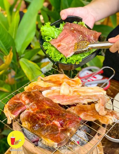 Điều thú vị là món gà nổi tiếng của Đà Lạt đã đến Sài Gòn, du khách thỏa sức trổ tài chặt chém để thưởng thức món ngon phố núi.