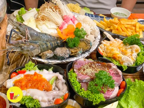 Điều thú vị là món gà nổi tiếng của Đà Lạt đã đến Sài Gòn, du khách thỏa sức trổ tài chặt chém để thưởng thức món ngon phố núi.