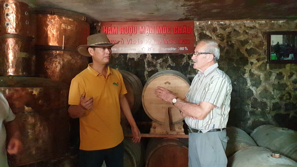 Chuyên gia nấu rượu Jacques Lanies từ Pháp sang thăm lại HTX dịch vụ phát triển nông nghiệp 19/5