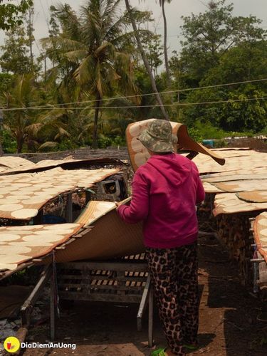Khám phá làng bánh phồng Phú Mỹ làm từ loại nếp độc nhất vô nhị, nổi tiếng khắp cả nước