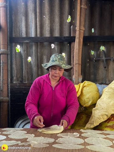 Khám phá làng bánh phồng Phú Mỹ làm từ loại gạo nếp chỉ có ở xứ này, nổi tiếng khắp cả nước