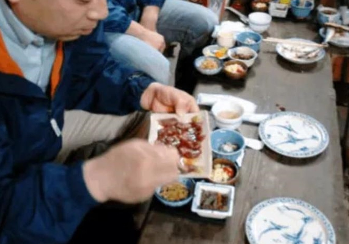 kinh dị món sashimi thịt quạ bới rác ở nhật bản