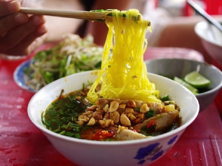 Đổ đứ đừ món mì Quảng sợi nhỏ ở Nha Trang, giá“hạt dẻ” lại còn gây “thương nhớ”