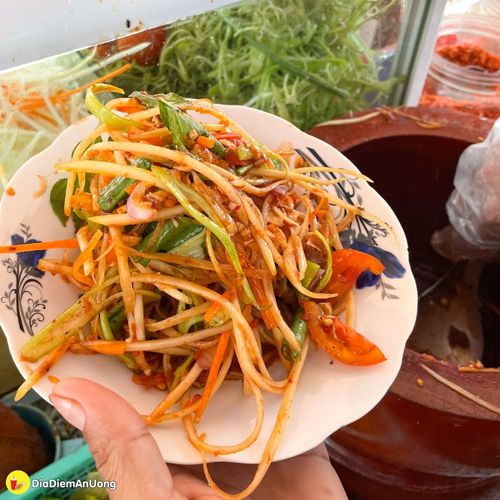 Nó giống như món gỏi Thái nhưng lại là đặc sản ở vùng tri Tôn, ai ăn cũng ghiền.
