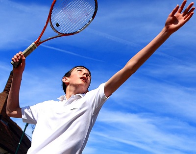 hướng dẫn cách giao bóng tennis hiệu quả và chuẩn cho người mới chơi