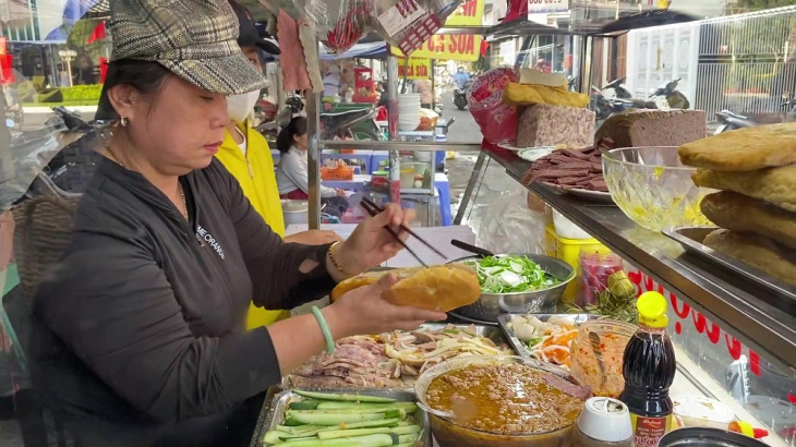 Mê mẩn xe bánh mì “hút khách” ở Nha Trang, chỉ từ 20.000 đồng/chiếc nhưng topping thì ú ụ