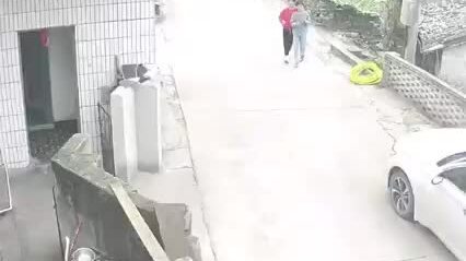 Hai bé gái chạy té khói vì bị chó đuổi