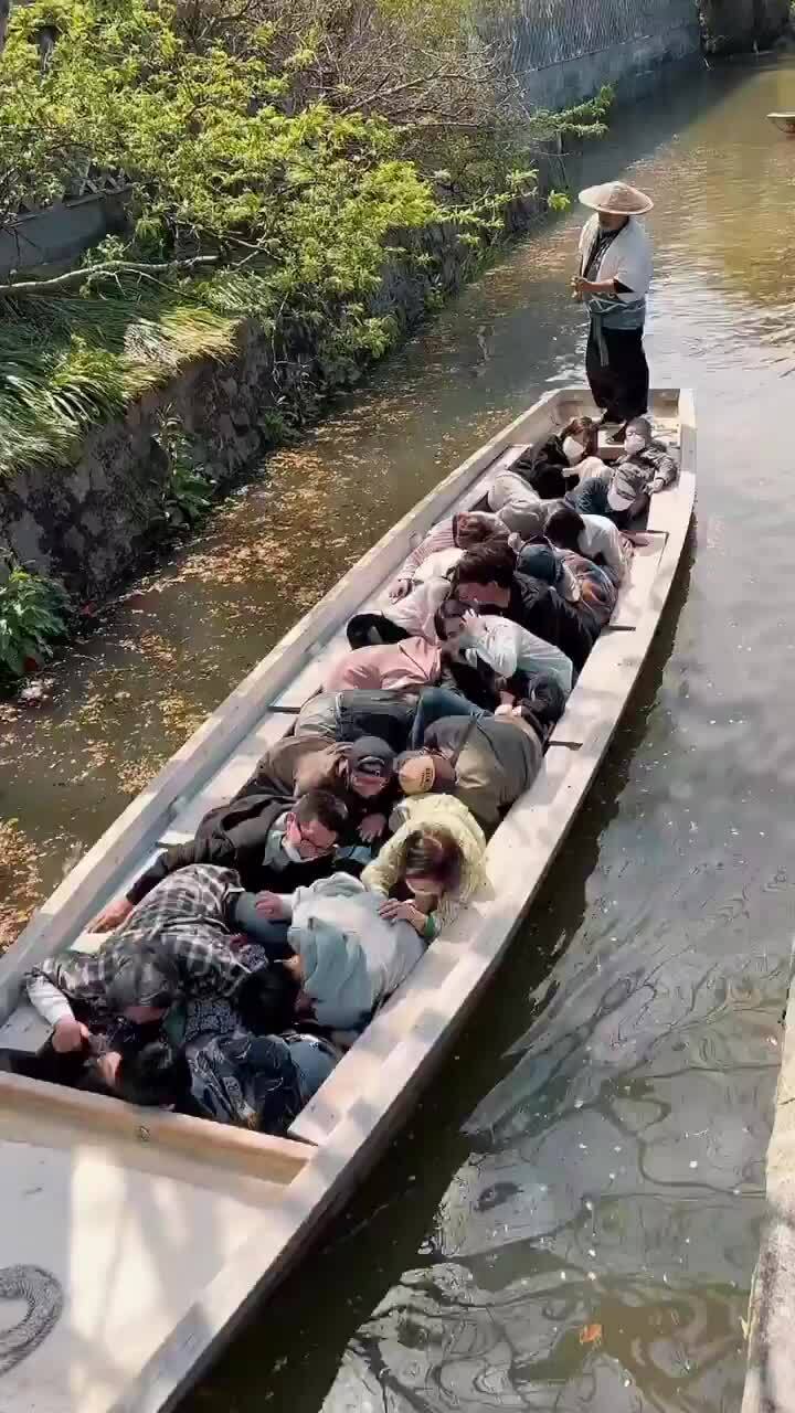 Người lái thuyền hóa ninja khi qua cầu