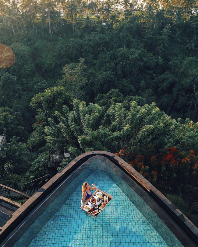 Mang cả ekip bắn hình tựa siêu sao tại thiên đường nghỉ dưỡng giữa lòng Bali