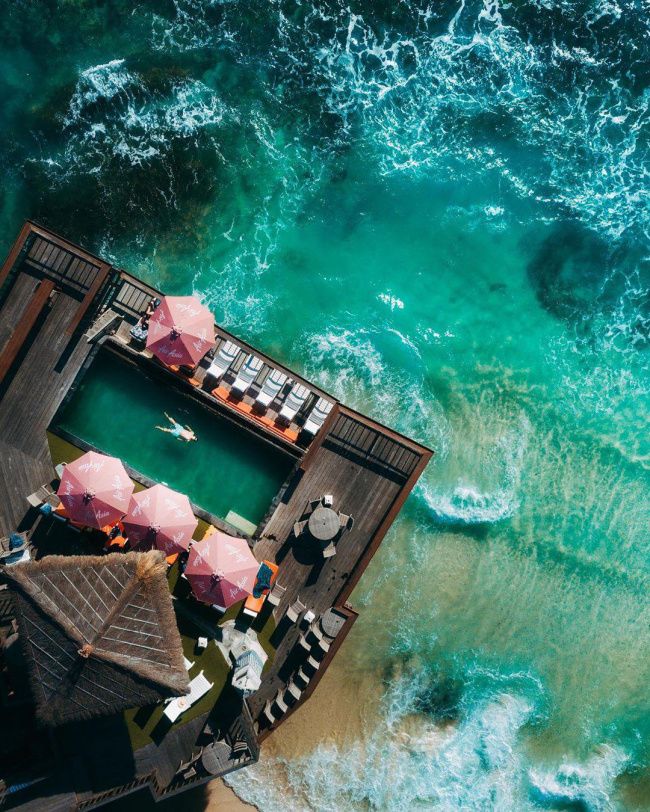 Đẹp mê hồn quán cà phê sở hữu hồ bơi tràn biển view độc nhất vô nhị tại Bali