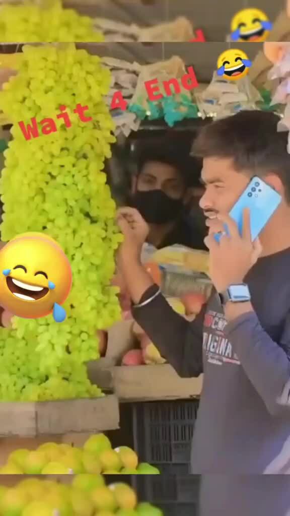 Thanh niên ăn sạch nho của tiệm khi nghe điện thoại