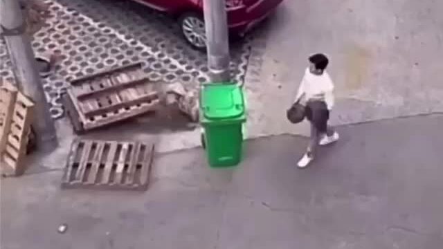 Chàng trai cố chấp khi vứt rác