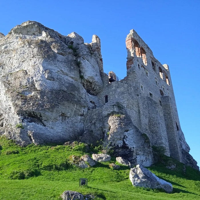 Những lâu đài bỏ hoang trên thế giới đẹp ma mị, tồn tại vững vàng qua nhiều thế kỷ