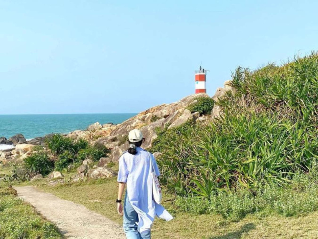 Hải đăng Gành Đèn: Vẻ đẹp yên bình trước biển xanh rộng lớn