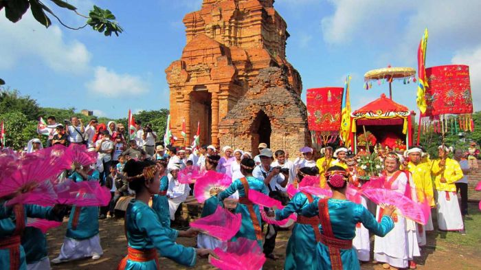 Về Nha Trang dự lễ hội Tháp Bà Ponagar đậm màu sắc văn hoá Chăm