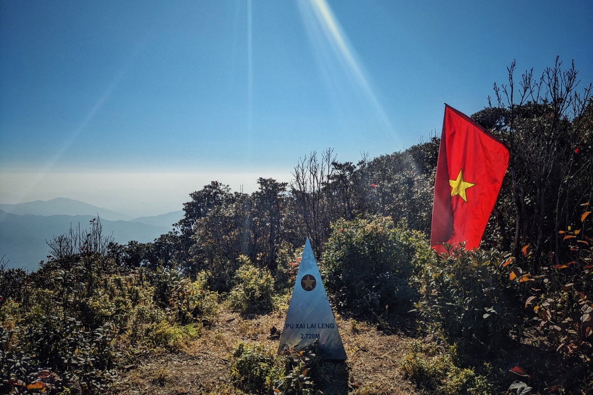 Lên đỉnh Puxailaileng ngắm cảnh Việt Nam và Lào