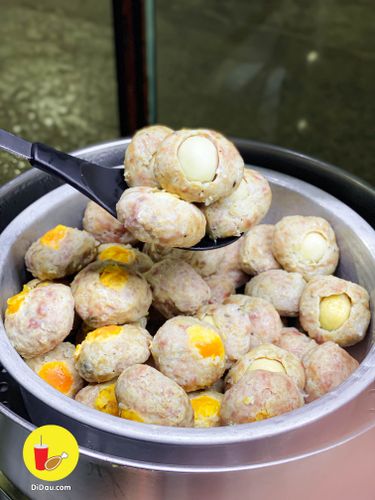 Ấm áp ngày mưa với xíu mại Tân Định chấm xíu mại, món ngon được nhiều người ưa thích ngay tại quán bánh xèo Hàn Vân
