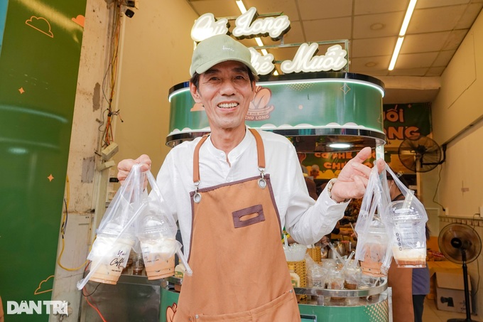 ho chi minh city, salt coffee, starting a business, single father earns 100 million dong/day, starting a business in the late afternoon for his children
