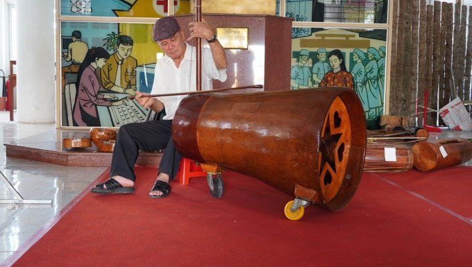 artist vo van ba, ben tre, coconut musical instrument, collection of coconuts, herd of coconuts, artists make musical instruments from coconut trees