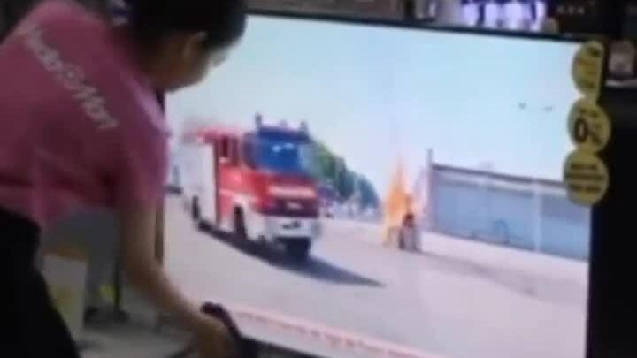 Cô gái ngỡ ngàng vì xe cứu hỏa lật lúc lau tivi