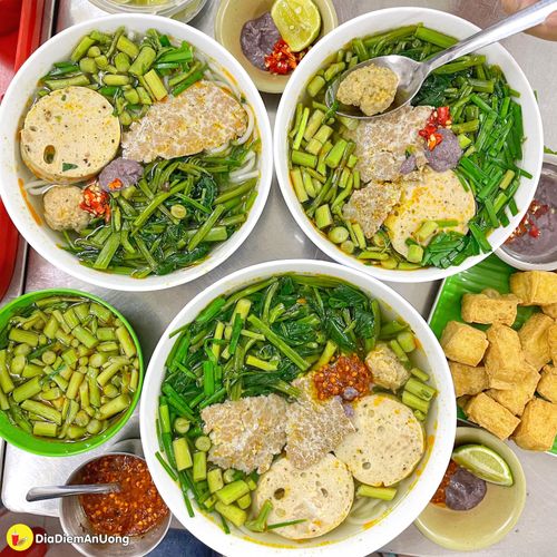 Đi ăn quán Canh Bún Rau Nhút view xe lửa siêu xịn thâm niên hơn 30 năm ở Sài Gòn