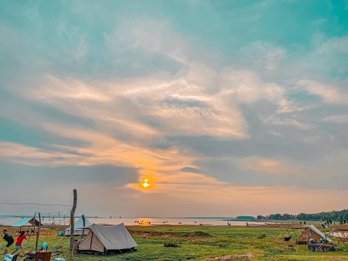 beautiful lake, camping location, picnic, vietnam check-in, discover the lake view campsites in vietnam suitable for summer vacation
