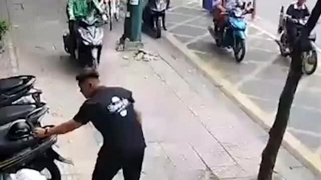 Bị cướp điện thoại vì mải quay video