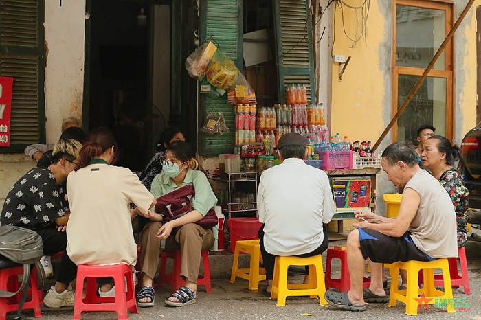 Văn hoá trà đá vỉa hè Hà Nội - nơi khơi nguồn những câu chuyện đời thú vị